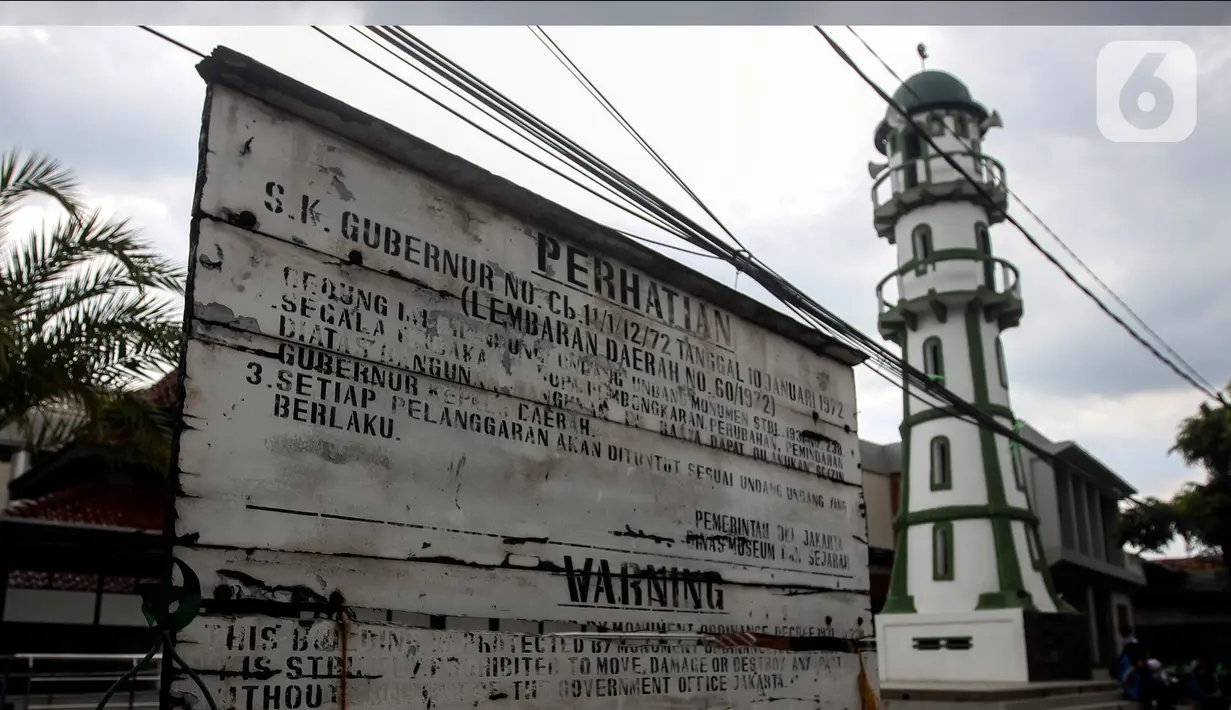 Masjid Al Mansur yang memiliki empat pilar utama yang sudah berusia lebih dari 300 tahun didirikan tahun 1717. (Liputan6.com/Johan Tallo)