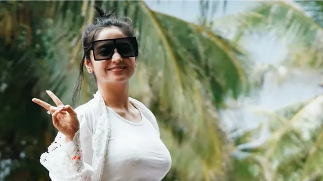 FOTO: Gaya Dewi Perssik saat Pakai Kacamata Hitam, Framenya Unik