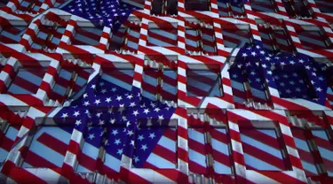 Warna dan corak bendera Amerika Serikat diproyeksikan di Gedung Kedutaan Besar AS di London, Inggris, Selasa (8/11). Gedung Kedubes AS itu dicat dengan warna bendera AS dalam rangka memeriahkan Pilpres AS 2016. (REUTERS/Hannah McKay)