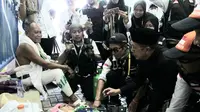 Menteri Agama Lukman Hakim Saifuddin menemui jemaah haji sakit di Mina. Darmawan/MCH