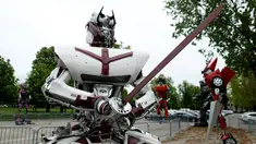 Sebuah robot memegang sebuah pedang dipamerkan di kota Zagreb, Kroasia (18/4). Robot yang terbuat dari mobil bekas ini terlihat mirip karakter film Transformers yang merupakan karya seniman muda asal Montenegro, Danilo Baletic. (REUTERS/Antonio Bronic)