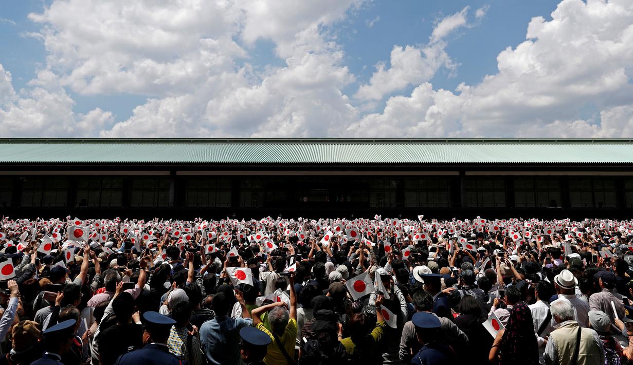 Ribuan warga menunggu kemunculan perdana Kaisar Jepang Naruhito dan Permaisuri Masako di Istana Kekaisaran di Tokyo, Jepang (4/5/2019). Naruhito resmi menjadi penguasa monarki tertua dunia setelah sang ayah, Kaisar Akihito, resmi turun takhta. (Reuters/Issei Kato)