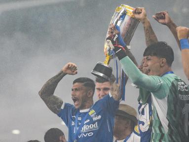 Pemain Persib Bandung merayakan gelar juara BRI Liga 1 Indonesia 2024-2025 setelah menang 3-2 atas Persis Solo pada laga pamungkas di Stadion Gelora Bandung Lautan Api (GBLA), Bandung, Jawa Barat, 24 Mei 2025. (Timur Matahari/AFP)