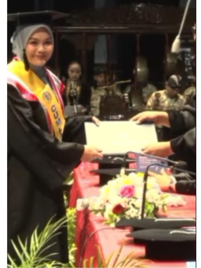 6 Potret Wisuda Salma Salsabil dari ISI Jogja, Raih Gelar Sarjana Terapan Seni
