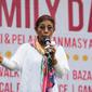 Menteri KKP Susi Pudjiastuti memberi sambutan acara Family Day AGP di Pasar Akhir Pekan SCBD, Jakarta, Minggu (25/11). Susi mengajak masyarakat perang melawan plastik karena susah terurai dan menjadi penyumbang sampah terbesar. (Liputan6.com/Fery Pradolo)