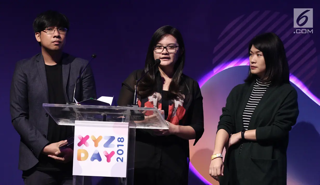 Tim Sore saat meraih penghargaan best branded video content of the year dalam acara XYZ Day 2018 di The Hall Senayan City, Jakarta, Rabu (25/04). Sore meraih penghragaan lewat webseries berjudul "Istri Dari Masa Depan". (Liputan6.com/Herman Zakharia)