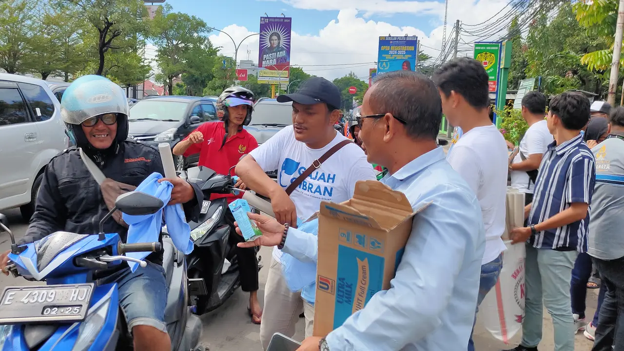 Cerita Relawan Gajah Gibran Kompak Bagikan Susu Gratis ke Pengendara di Cirebon