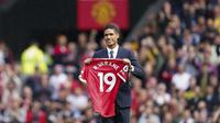Sebelum pertandingan melawan Leeds United, Setan Merah membuat kejutan dengan menghadirkan Raphael Varane ke dalam lapangan yang sudah dipenuhi oleh penggemar. (Foto: AP/Jon Super)