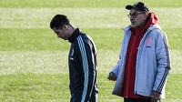 Pelatih Juventus Maurizio Sarri dan penyerang Cristiano Ronaldo selama sesi latihan di Continassa Training Ground di Turin (25/11/2019). Sebelumnya hubungan Ronaldo dan Sarri dikabarkan renggang akibat Ronaldo ditarik keluar saat melawan AC Milan. (AFP/Marco Bertorello)