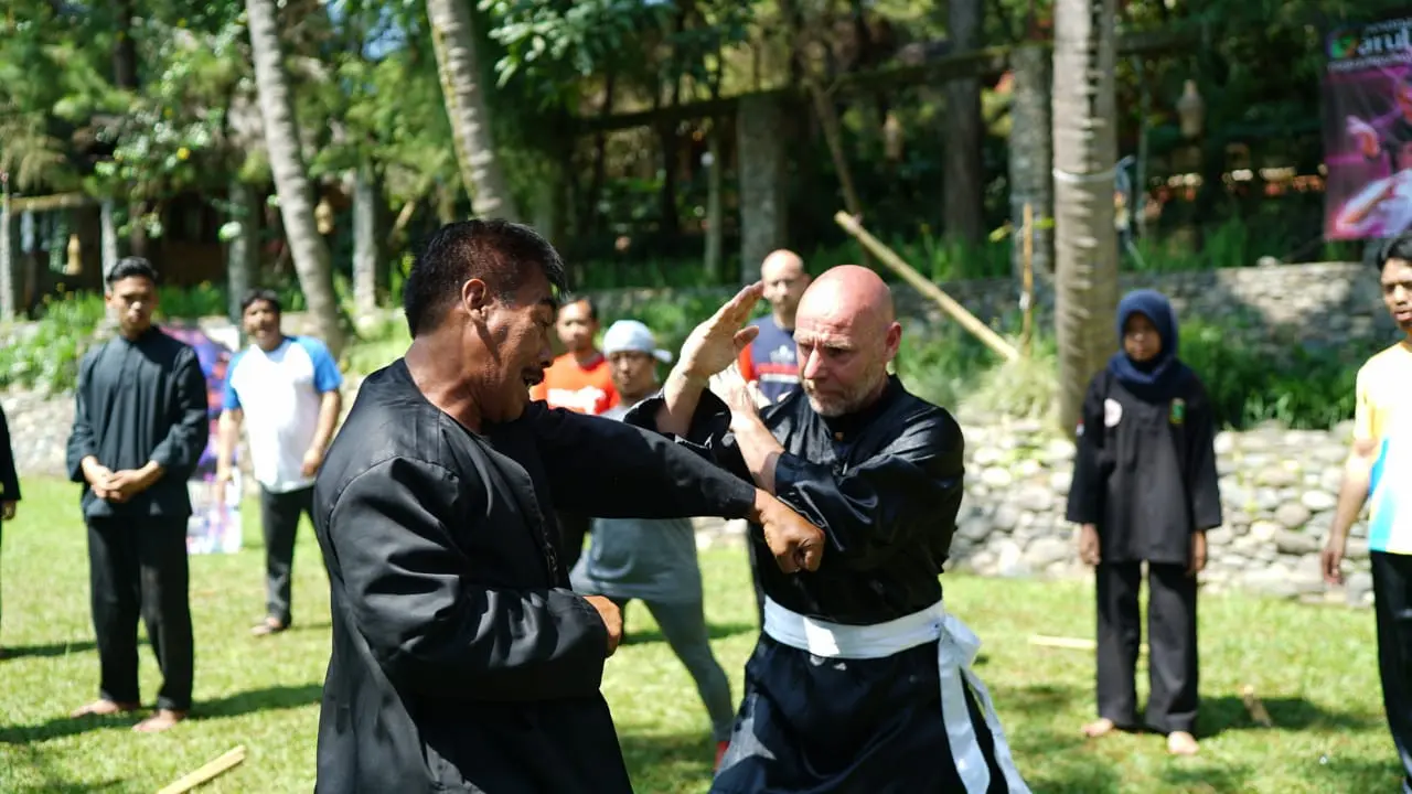 Para pesilat bule dari luar negeri tengah beradu taji dengan pesilat lokal dalam negeri sebelum pertujukan Internasional Silat Camp di Garut