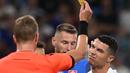 Pemain Portugal, Cristiano Ronaldo (kanan) mendapatkan kartu kuning dari wasit setelah melakukan pelanggaran terhadap kiper Slovakia, Martin Dubravka saat laga grup G Kualifikasi Euro 2024 di National Football Stadium in Bratislava, Slovakia, Sabtu (9/9/2023) dini hari WIB. (AFP/Vladimir Simicek)