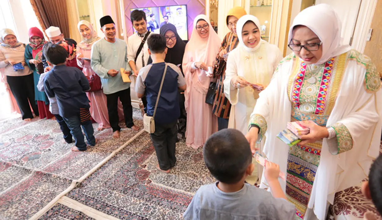 "Setiap tahun yang membedakan tempatnya. Di rumahku, di rumah bunda atau saudara lain yang kebagian jadwalnya," ujarnya. (Adrian Putra/Bintang.com)