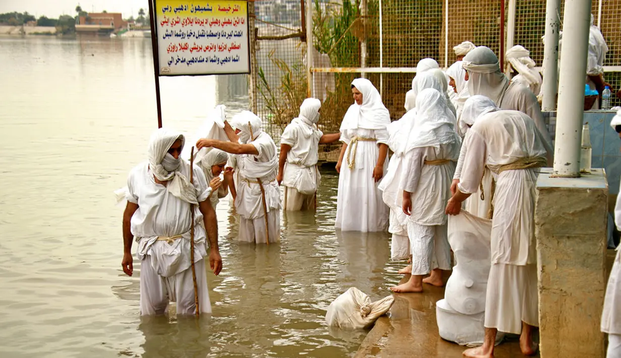 Pengikut agama Sabean Mandaean melakukan ritual di Sungai Tigris saat perayaan Banja atau Pesta Kreasi, Baghdad, Irak, Senin (15/3/2021). Pengikut Sabean Mandaean memandang Yohanes Pembaptis sebagai nabi utamanya. (AP Photo/Hadi Mizban)
