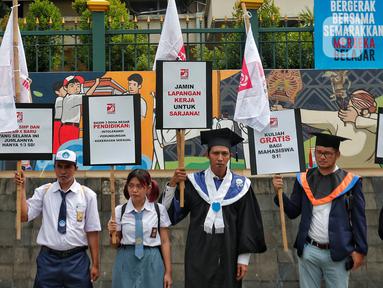 Sejumlah politikus Partai Solidaritas Indonesia (PSI) menggelar aksi simpatik dan edukatif di depan Kantor Kementerian Pendidikan, Kebudayaan, Riset, dan Teknologi (Kemendikbudristek), Jakarta, Selasa (2/5/2023). (Liputan6.com/Angga Yuniar)