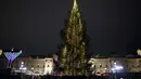 Pemandangan pohon Natal Trafalgar Square usai upacara penyalaan tahunan di London, Kamis, 7 Desember 2023. (AP Photo/David Cliff)