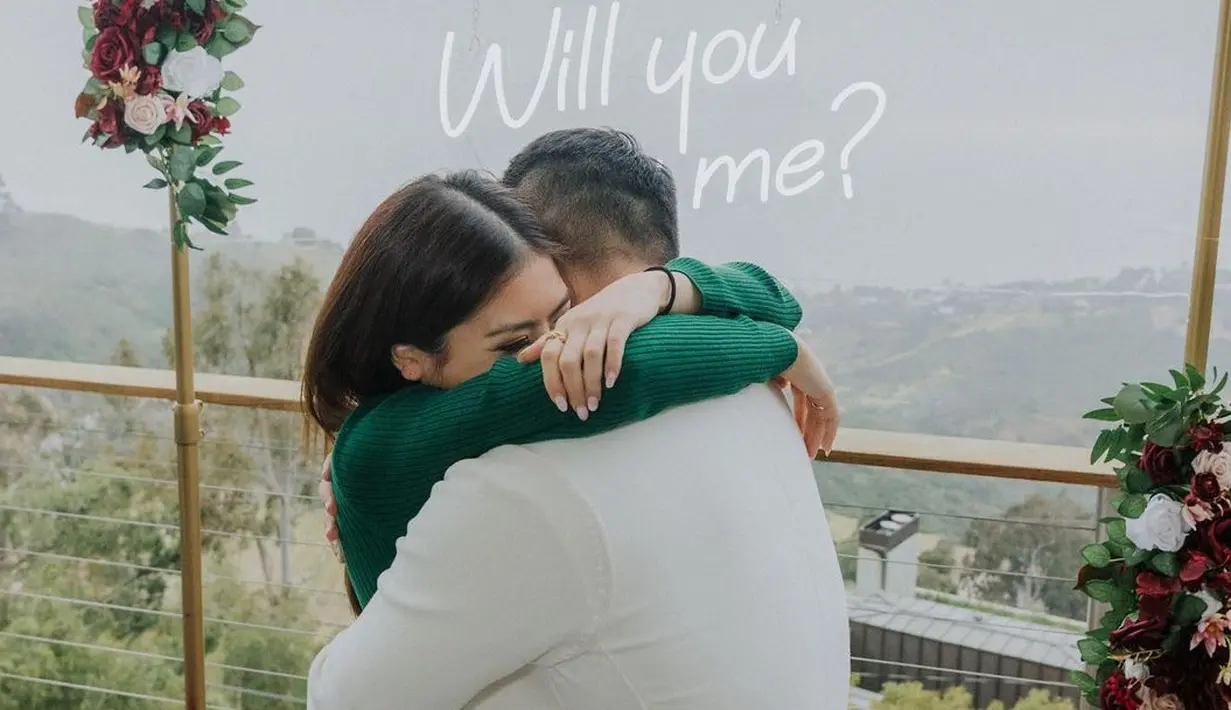 <p>Clarissa Tanoesoedibjo adalah anak keempat Hary Tanoesoedibjo. Setelah sang kakak Valencia Tanoesoedibjo resmi menikah, Clarissa baru saja membagikan momen dirinya dilamar sang kekasih Anthony Tjipto. Foto: Instagram.</p>