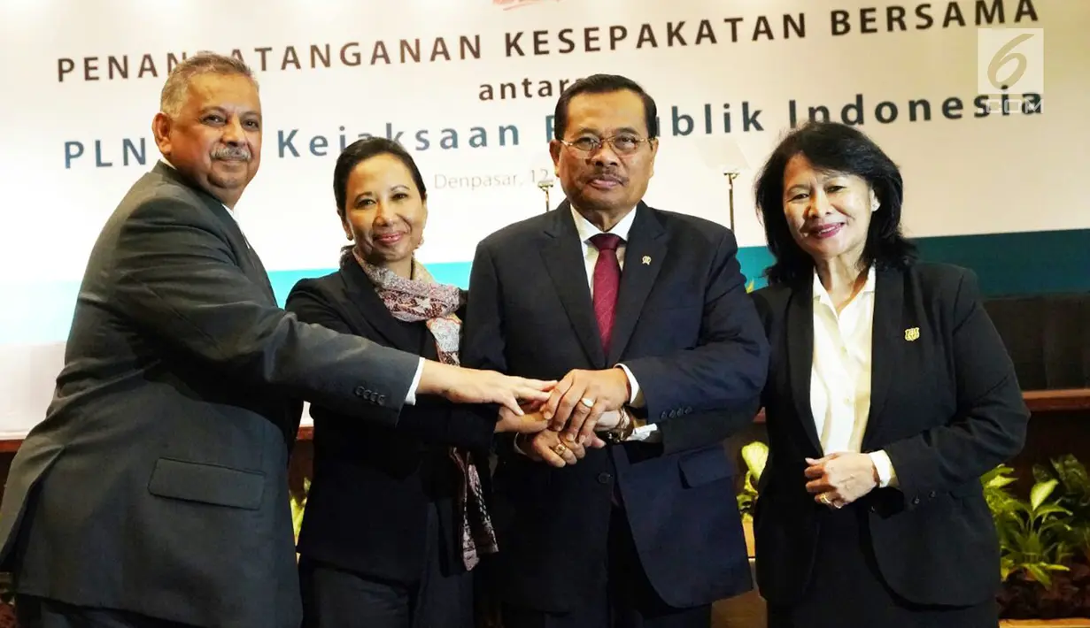 Menteri BUMN Rini Soemarno (kedua kiri) berjabat tangan dengan Jaksa Agung HM Prasetyo (kedua kanan), Dirut PLN Sofyan Basir (kiri), dan Jamdatun Loeke Larasati Agustina usai penandatangan kesepakatan di Bali, Kamis (12/4). (Liputan6.com/Pool/PLN)