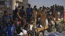 Israel sudah melonggarkan blokade sehingga truk-truk pengangkut bantuan makanan untuk warga Palestina di Jalur Gaza bisa masuk. (AP Photo/Jehad Alshrafi)