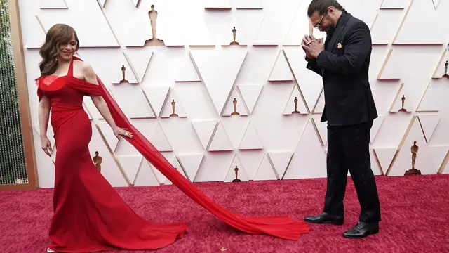 Rosie Perez dan Jason Momoa di Piala Oscar 2022. (Jordan Strauss/Invision/AP)