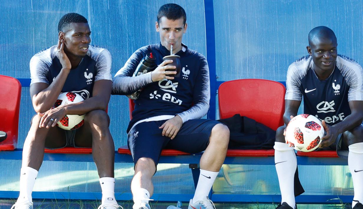 Gelandang Timnas Prancis, Paul Pogba, Antoine Griezmann dan Ngolo Kante beristirahat selama sesi latihan tim di Glebovets, Rusia, (12/7). Prancis akan bertanding melawan Kroasia pada babak Final Piala Dunia 2018. (AP Photo / David Vincent)