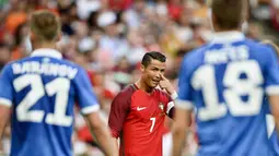 Cristiano Ronaldo memberikan kode kepada rekannya saat melawa Estonia  pada laga persahabatan di Estadio da Luz, Lisabon, (9/6/2016) dini hari WIB. (AFP/Patricia De Melo Moreira)