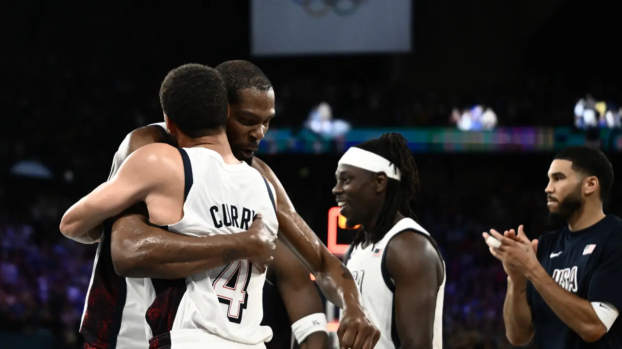 Selebrasi pemain Amerika Serikat usai menang atas Serbia di Semifinal Olimpiade 2024