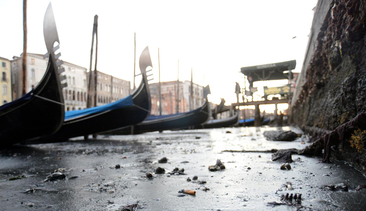 Kondisi surutnya Grand Canal di laguna Venesia, Italia (29/12). Surutnya kanal ini mengakibatkan Gondola sulit berjalan dan banyak bersandar di pinggir Grand Canal di laguna Venesia, Italia. (REUTERS/Manuel Silvestri)