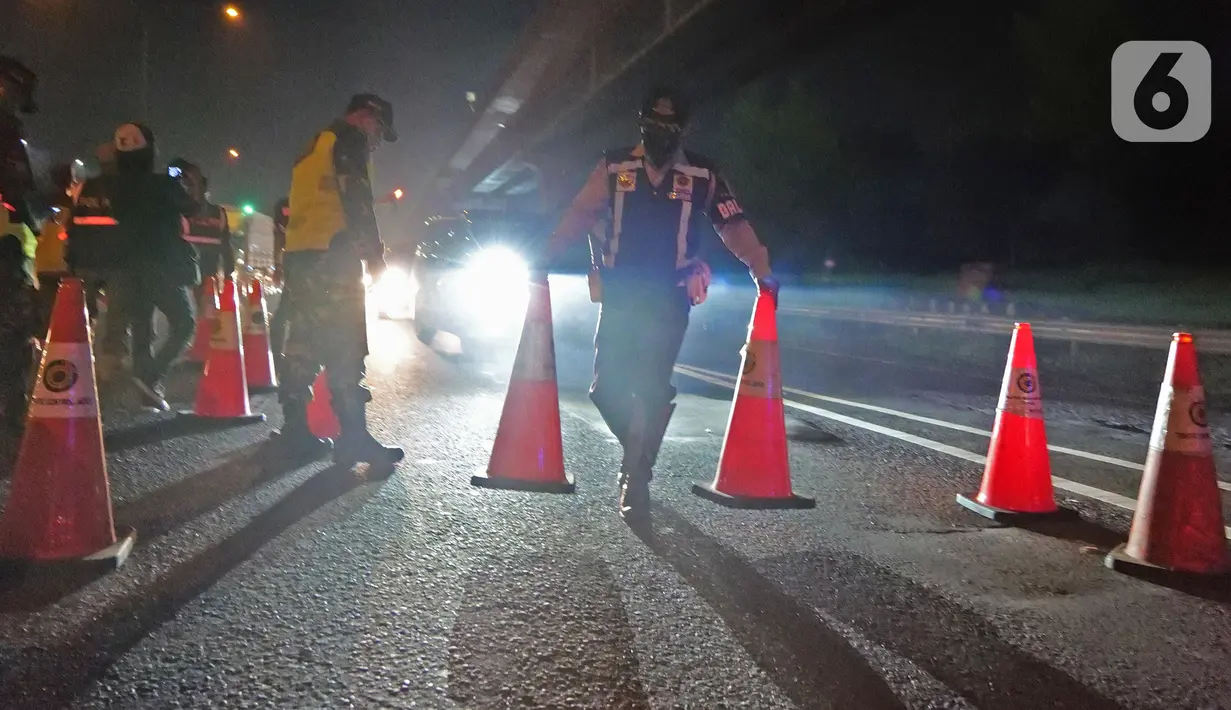Petugas Gabungan Gencarkan Pemeriksaan SIKM Jakarta: Suasana pemeriksaan SIKM di Tol Jakarta-Cikampek Km 47, Karawang, Jawa Barat, Kamis (28/5/2020). Petugas memutarbalikkan kendaraan menuju Jakarta yang tidak dilengkapi  SIKM Jakarta dalam upaya pencegahan COVID-19 . (Liputan6.com/Herman Zakharia)