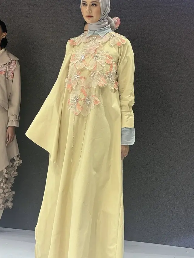 Paula Verhoeven Kembali ke Runway Jakarta Fashion Week