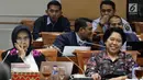 Kepala BPHN, Enny Nurbaningsih (kiri) saat rapat RUU KUHP dengan Komisi III DPR, Jakarta, Senin (5/28). Rapat membahas isu yang masih tertunda seperti pasal terkait pidana mati, penghinaan kepala negara,  perzinaan dan LGBT. (Liputan6.com/Johan Tallo)