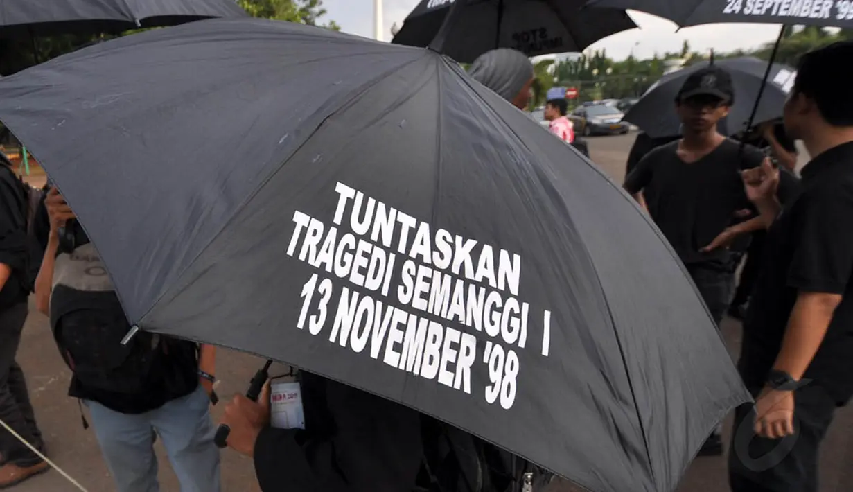 Aksi Kamisan ke-378 bertajuk Kado Kelabu dari Pemerintahan Baru di Hari HAM Internasional digelar di seberang Istana Negara, Jakarta, Kamis (11/12/2014). (Liputan6.com/Miftahul Hayat)