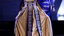 Model membawakan busana pada acara Palembang Fashion Week (PFW) 2019 di Palembang Icon, Sumsel, Minggu (10/3). Pagelaran PFW menampilkan berbagai koleksi terbaru dari tenant fashion yang mengusung tema URBANATION. (Liputan6.com/Fery Pradolo)