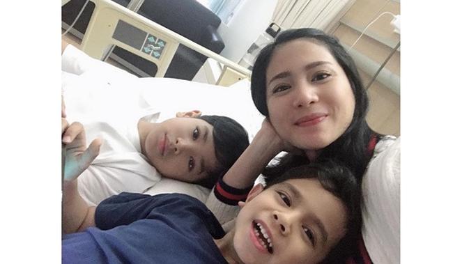 5 Gaya Bunga Zainal Bersama Dua Anaknya, Kompak Banget (sumber: Instagram.com/bungazainal05)