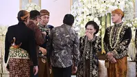 Momen Iriana Jokowi tersipu ketika Ari Lasso buka masker sejenak beri kejutan di pernikahan Kaesang Pangarep. (Foto: Dok. Instagram @ari_lasso)