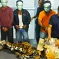 Pemburu dan penjual organ harimau sumatra yang ditangkap petugas dengan barang bukti kulit dan janin harimau. (Liputan6.com/M Syukur)