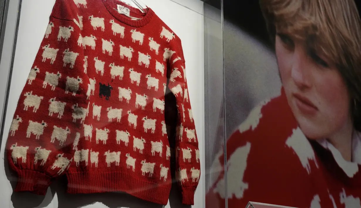 Sweter domba merah, putih dan hitam milik Putri Diana yang bersejarah dipajang di rumah lelang Sotheby's di London, Senin, 17 Juli 2023. (AP Photo/Frank Augstein)