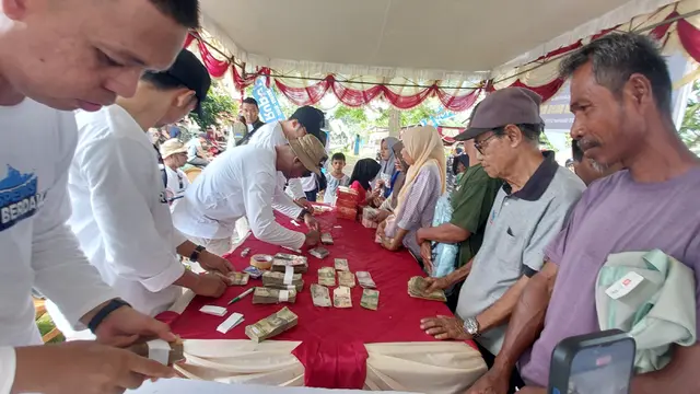 Petugas Ekspedisi Rupiah Berdaulat Bank Indonesia menghitung nominal uang tunai yang akan ditukar oleh masyarakat. (Foto: Liputan6.com/Arief RH)