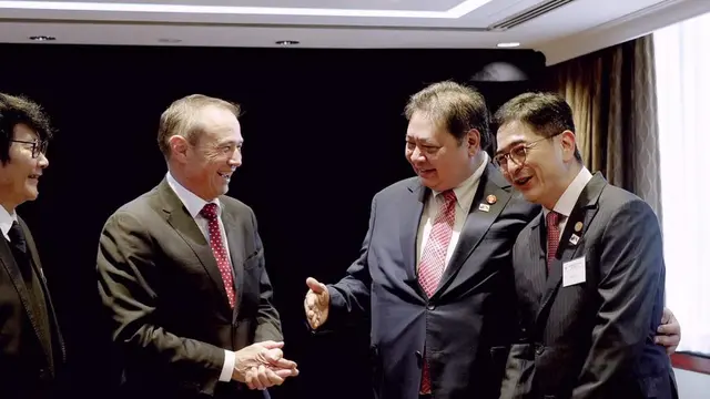 Menteri Koordinator Bidang Perekonomian Airlangga Hartarto menyaksikan penandatanganan Rencana Aksi implementasi MoU antara Pemerintah Negara Bagian Western Australia and Kadin Indonesia pada Selasa (4/7/2023). (Dok Kemenko Perekonomian)