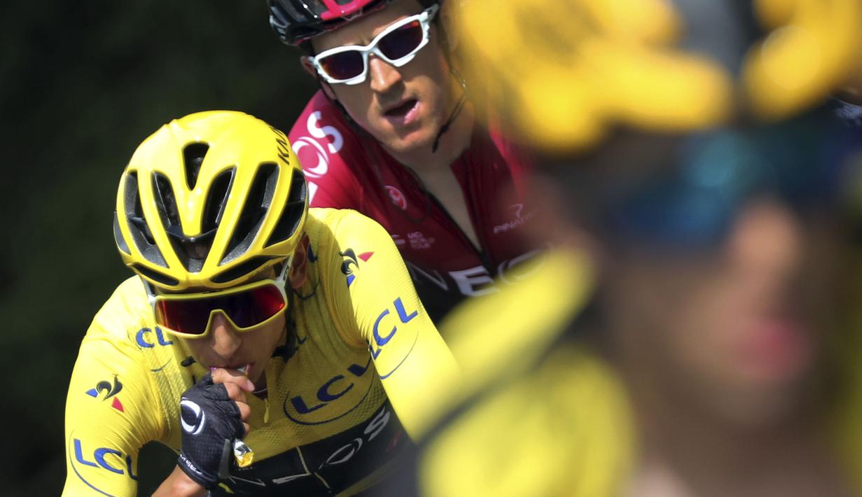 Egan Bernal (kuning) selain menjadi pebalap Kolombia pertama juga menjadi pebalap termuda yang berhasil menjadi juara balap sepeda Tour de France. (AP/Thibault Camus)
