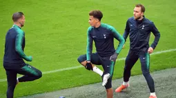 Pemain Tottenham Hotspur, Dele Alli, Christian Eriksen dan Toby Alderweireld melakukan pemanasasn selama sesi latihan tim di Amsterdam, Belanda  (7/5/2019). Pada leg pertama Tottenham takluk 0-1 atas Ajax di Tottenham Hotspur Stadium. (AFP Photo/Emmanuel Dunand)