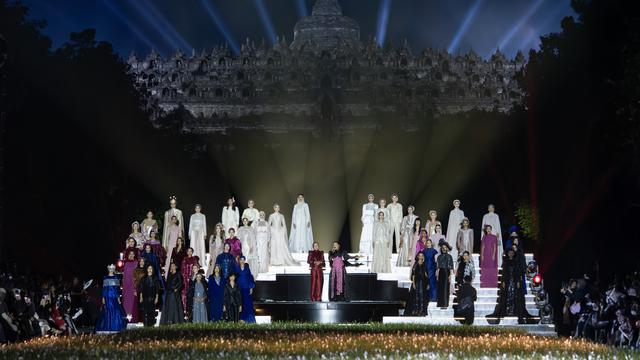 Kala Pelataran Candi Borobudur Disulap Jadi Runway Koleksi Raya Sepanjang 125 Meter