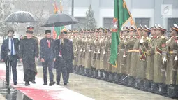 Presiden RI Joko Widodo (Jokowi) didampingi Presiden Afganistan Ashraf Ghani memeriksa barisan, di tengah hujan salju, dalam upacara penyambutan di Istana Presiden Arg, Kabul, Senin (29/1). (Liputan6.com/Pool/Biro Pers Setpres)