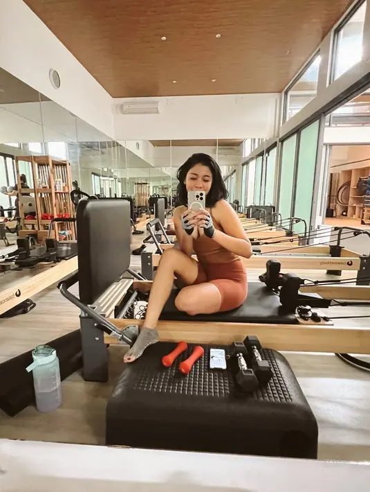 Naysila Mirdad cukup sering mengabadikan momen olahraga dengan mengunggah foto di Instagram pribadinya. Seperti saat latihan pilates, meski tanpa makeup dan berkeringat ia tetap terlihat menawan.(Liputan6.com/IG/@naymirdad)