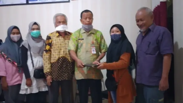 Alumni SMK Negeri 1 Cepu, Blora, mendatangi sekolah lantaran ijazahnya ditahan. (Foto: Liputan6.com/Ahmad Adirin)