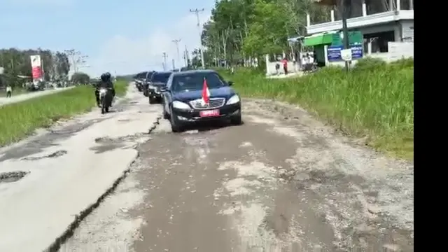 Kumpulan Potret Mobil Presiden Jokowi Kewalahan Melewati Jalanan Rusak di Lampung