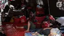Ratusan korban kebakaran Manggarai tidur beralaskan kasur yang dijejerkan di dalam tenda. Barang-barang mereka diletakkan tak beraturan di samping kasur. (Liputan6.com/Faizal Fanani)