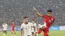 Sama-sama menginginkan poin penuh, laga antara timnas Indonesia dan China berlangsung ketat dan sengit sejak menit awal pertandingan. (Liputan6.com/Angga Yuniar)