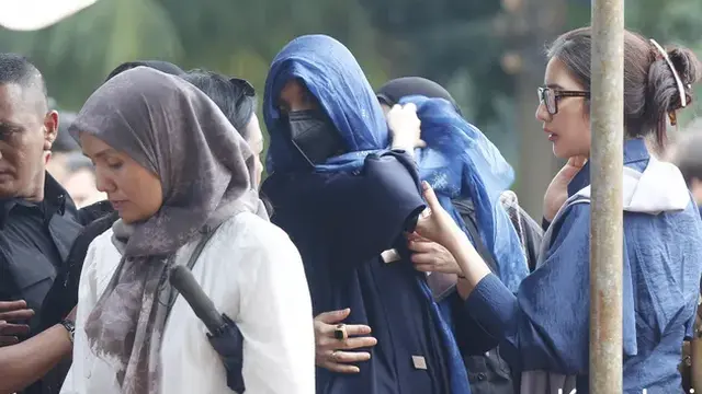 Potret Sheila Dara di Pemakaman Vidi Aldiano, Kenakan Pashmina Warna Biru (foto: Kapanlagi)
