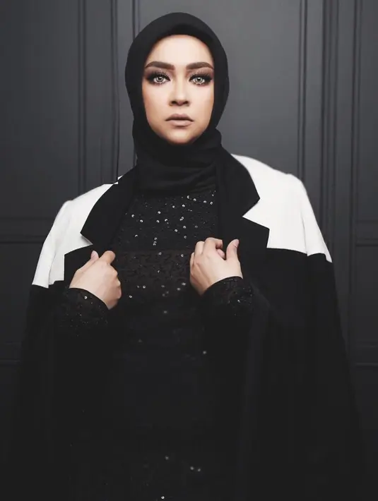 Sempat menjadi seorang model, tak heran jika gaya pemotretan Aryani tampak bak profesional. Gaya makeup yang ia pilih pun membuatnya tampak sebagai sosok pemberani. Busana serab hitam dan putih yang digunakan bintang sinetron Kepompong ini menambah kesan elegan. (Liputan6.com/IG/@aryanifitriana24)