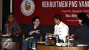 Pelindung IBI, Megawati Soekarnoputri berbincang dengan Menteri PANRB, Yuddy Chrisnandi saat diskusi, Jakarta, Senin(2/5). Megawati menyatakan negara harus memprioritaskan kesejahteraan profesi bidan pegawai tidak tetap (PTT). (Liputan6.com/Helmi Afandi)
